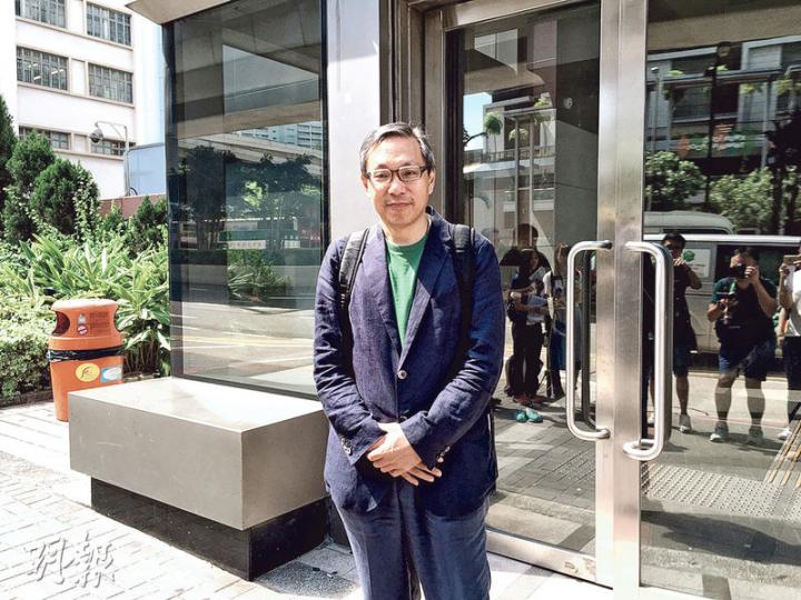 《蘋果日報》被指於前年4月刊登華人置業前主席劉鑾雄的醫療報告內容,涉違反個人資料私隱條例。被告之一、時任總編輯張劍虹(圖)昨到庭應訊時表現輕鬆。(劉卓瑩攝) 《蘋果日報》被指於前年4月刊登華人置業前主席劉鑾雄的醫療報告內容,涉違反個人資料私隱條例。被告之一、時任總編輯張劍虹(圖)昨到庭應訊時表現輕鬆。(劉卓瑩攝)
