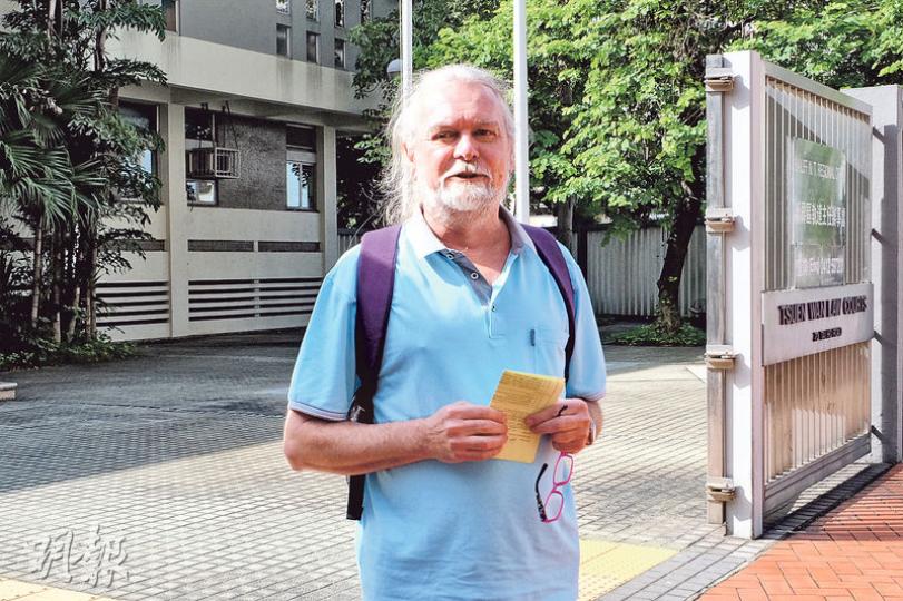 澳洲籍被告Amstutz Peter Bernhard昨否認一項非禮罪受審,他在庭上稱,當日由澳洲經香港轉機往瑞士,希望見年邁母親最後一面,詎料因事件滯留香港個多月。(邱榕瀅攝) 澳洲籍被告Amstutz Peter Bernhard昨否認一項非禮罪受審,他在庭上稱,當日由澳洲經香港轉機往瑞士,希望見年邁母親最後一面,詎料因事件滯留香港個多月。(邱榕瀅攝)