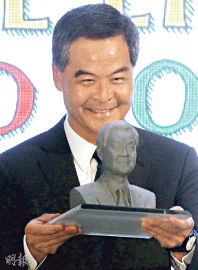 特首梁振英獲主辦單位送贈早前為他掃描製作的3D打印肖像,惟像真度方面,眼睛位置未夠細緻。(李紹昌攝)工作人員手持儀器為梁振英(左)掃描,電腦亦顯示梁振英的肖像,而部分層次較多、深色的地方如髮型,則會多掃幾下,令像真度更高。(李紹昌攝) 特首梁振英獲主辦單位送贈早前為他掃描製作的3D打印肖像,惟像真度方面,眼睛位置未夠細緻。(李紹昌攝)工作人員手持儀器為梁振英(左)掃描,電腦亦顯示梁振英的肖像,而部分層次較多、深色的地方如髮型,則會多掃幾下,令像真度更高。(李紹昌攝)