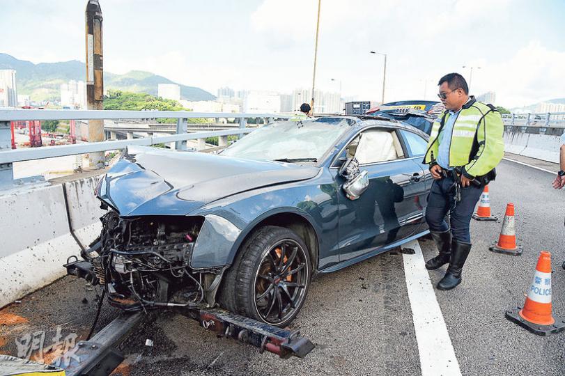 青衣涉酒後駕駛車禍中,肇事私家車失控翻滾及連打白鴿轉,全車嚴重損毁,幸司機僅受輕傷,拒絕送院。(蔡方山攝) 青衣涉酒後駕駛車禍中,肇事私家車失控翻滾及連打白鴿轉,全車嚴重損毁,幸司機僅受輕傷,拒絕送院。(蔡方山攝)