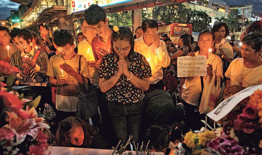 大批民眾昨夜來到曼谷四面佛前,合十或以燭光哀悼爆炸事件的死者和為傷者祈福。(林俊源攝)曼谷炸彈案後保安加強,圖為泰國警員騎電動踏板車在重開的四面佛一帶巡邏。(林俊源攝) 大批民眾昨夜來到曼谷四面佛前,合十或以燭光哀悼爆炸事件的死者和為傷者祈福。(林俊源攝)曼谷炸彈案後保安加強,圖為泰國警員騎電動踏板車在重開的四面佛一帶巡邏。(林俊源攝)