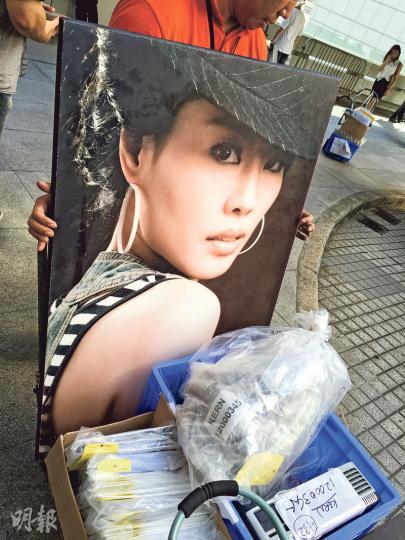 出生於四川的事主秦嘉儀(圖中女子)17歲隻身離鄉到深圳工作,其後與港人結婚,移居本港。不久秦離婚,於2007年在夜總會任職公關小姐期間,認識殺害她的被告陳文深,為本宗謀殺案拉開序幕。(劉卓瑩攝) 出生於四川的事主秦嘉儀(圖中女子)17歲隻身離鄉到深圳工作,其後與港人結婚,移居本港。不久秦離婚,於2007年在夜總會任職公關小姐期間,認識殺害她的被告陳文深,為本宗謀殺案拉開序幕。(劉卓瑩攝)
