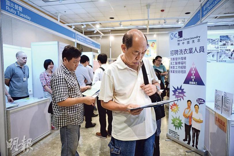 勞工處於沙田大會堂招聘會提供約5800個空缺,不少人到場搵工,但場外就有大批地產代理「搶客」,呼籲求職者投身地產代理行業。圖為招聘會場內情况。(鍾林枝攝) 勞工處於沙田大會堂招聘會提供約5800個空缺,不少人到場搵工,但場外就有大批地產代理「搶客」,呼籲求職者投身地產代理行業。圖為招聘會場內情况。(鍾林枝攝)