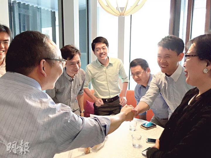 民政局長劉江華(左一背向鏡頭)同副局長許曉暉(右一)噚日同民主黨幾名年輕成員,包括該黨副主席羅健熙(右二起)、尹兆堅、許智峯、區鎮樺、沈運華會面,劉江華同羅健熙喺討論政策前先握手,Emily就聽到氣氛唔錯,仲不時傳來大笑聲。(陳洛明攝) 民政局長劉江華(左一背向鏡頭)同副局長許曉暉(右一)噚日同民主黨幾名年輕成員,包括該黨副主席羅健熙(右二起)、尹兆堅、許智峯、區鎮樺、沈運華會面,劉江華同羅健熙喺討論政策前先握手,Emily就聽到氣氛唔錯,仲不時傳來大笑聲。(陳洛明攝)