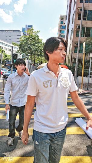 兩被告李旺(後)及張家成(前)去年11月在九龍城裁判法院外向黃之鋒「掟雞蛋」。任職運輸工的張昨在庭上被問及擲蛋原因時表示:「因為佢(黃之鋒)搞到無得開工。」(張梓鈴攝) 兩被告李旺(後)及張家成(前)去年11月在九龍城裁判法院外向黃之鋒「掟雞蛋」。任職運輸工的張昨在庭上被問及擲蛋原因時表示:「因為佢(黃之鋒)搞到無得開工。」(張梓鈴攝)