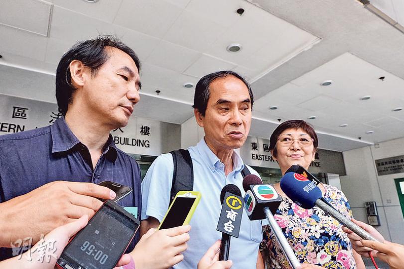 被告倪志榮(中)步出法院時表示,雖然自己長居廣州,仍自覺「香港是我家」。(邱榕瀅攝) 被告倪志榮(中)步出法院時表示,雖然自己長居廣州,仍自覺「香港是我家」。(邱榕瀅攝)