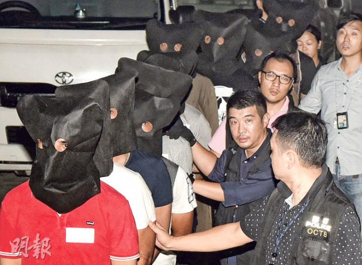警方在元朗一目標車房破獲黑幫武器庫及拘捕16人,當中包括14名疑為黑幫「僱傭兵」的巴基斯坦大漢。(蔡方山攝) 警方在元朗一目標車房破獲黑幫武器庫及拘捕16人,當中包括14名疑為黑幫「僱傭兵」的巴基斯坦大漢。(蔡方山攝)