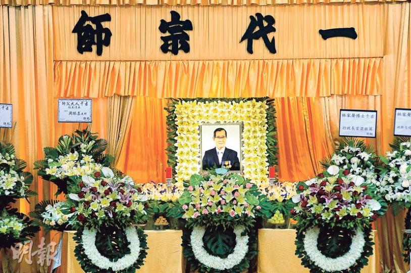 靈堂佈置莊嚴,中央牌匾「一代宗師」四個大字,林家聲在遺照中戴着三個勳章;特首梁振英致送的花圈放置在顯眼的位置。(攝影:鍾偉茵)仙姐為林家聲離世感哀痛,到靈堂拜祭時要契仔陳醫生扶着。(攝影:鍾偉茵)陳寶珠與梅雪詩哀悼聲哥忍不住淚水。(攝影:鍾偉茵)契女蓋鳴暉誦經。(攝影:鍾偉茵)聲哥的喪禮採佛教儀式,林潤笙在法師帶領下為父親誦經。(攝影:鍾偉茵)林家聲兒子林潤笙傷痛落淚。(攝影:鍾偉茵)陳好逑(左)、吳君麗 (攝影:鍾偉茵)羅家英 (攝影:鍾偉茵)仙姐在靈堂上頻頻望向聲哥的遺照,旁為民政事務局長劉 靈堂佈置莊嚴,中央牌匾「一代宗師」四個大字,林家聲在遺照中戴着三個勳章;特首梁振英致送的花圈放置在顯眼的位置。(攝影:鍾偉茵)仙姐為林家聲離世感哀痛,到靈堂拜祭時要契仔陳醫生扶着。(攝影:鍾偉茵)陳寶珠與梅雪詩哀悼聲哥忍不住淚水。(攝影:鍾偉茵)契女蓋鳴暉誦經。(攝影:鍾偉茵)聲哥的喪禮採佛教儀式,林潤笙在法師帶領下為父親誦經。(攝影:鍾偉茵)林家聲兒子林潤笙傷痛落淚。(攝影:鍾偉茵)陳好逑(左)、吳君麗 (攝影:鍾偉茵)羅家英 (攝影:鍾偉茵)仙姐在靈堂上頻頻望向聲哥的遺照,旁為民政事務局長劉