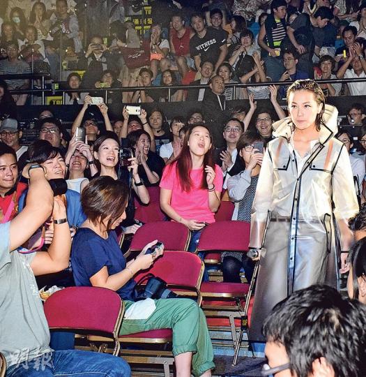 何韻詩在觀眾席現身,令歌迷大感驚喜。(攝影:梁迺楠)何韻詩自彈自唱,令歌迷如癡如醉。(攝影:梁迺楠) 何韻詩在觀眾席現身,令歌迷大感驚喜。(攝影:梁迺楠)何韻詩自彈自唱,令歌迷如癡如醉。(攝影:梁迺楠)