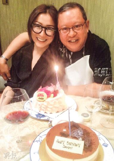 鄭秀文獲老闆林建岳安排生日飯局,慶祝她43歲牛一。(微博圖片) 鄭秀文獲老闆林建岳安排生日飯局,慶祝她43歲牛一。(微博圖片)
