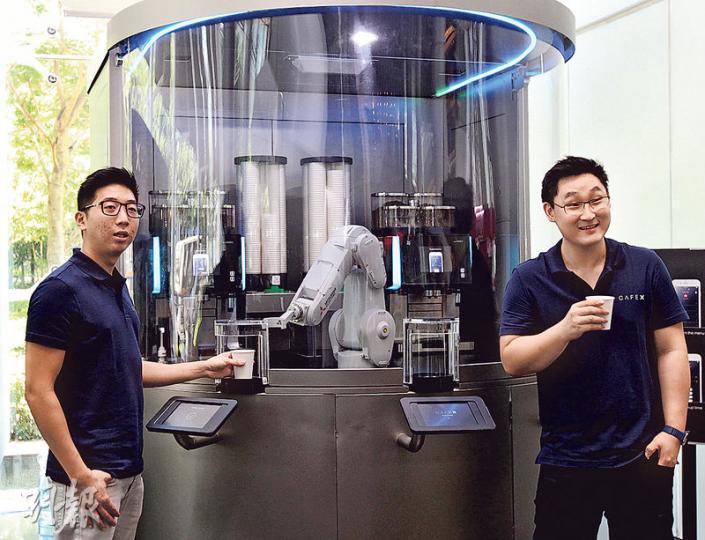 Cafe X「機械即磨咖啡站」的設計,是以一隻機械臂結合兩部自動咖啡機、3個出口,來同時服務多名顧客,減少樽頸,提高成本效益。圖為Cafe X Technologies Ltd兩名創辦人孫浩軒(左)及胡曉寧(右)。(攝影:李紹昌) Cafe X「機械即磨咖啡站」的設計,是以一隻機械臂結合兩部自動咖啡機、3個出口,來同時服務多名顧客,減少樽頸,提高成本效益。圖為Cafe X Technologies Ltd兩名創辦人孫浩軒(左)及胡曉寧(右)。(攝影:李紹昌)