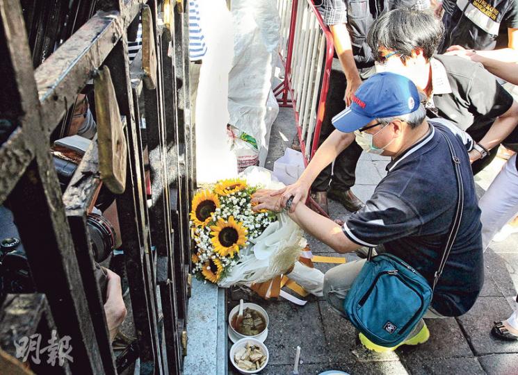 19歲死者陳詠釿的父親(前)帶着一束太陽花到場,其間撫摸花束,低語「快啲返嚟呀,傻豬仔」,淚如泉湧的他由妻子(後)安慰。(林俊源攝) 兩名港人死者家屬昨晨到四面佛爆炸現場拜祭,其中24歲死者彭韻芝的父母(戴口罩者)難抵傷痛,彭母一度伏在丈夫胸前大哭,哭喚女兒「返嚟呀」。(林俊源攝) 19歲死者陳詠釿的父親(前)帶着一束太陽花到場,其間撫摸花束,低語「快啲返嚟呀,傻豬仔」,淚如泉湧的他由妻子(後)安慰。(林俊源攝) 兩名港人死者家屬昨晨到四面佛爆炸現場拜祭,其中24歲死者彭韻芝的父母(戴口罩者)難抵傷痛,彭母一度伏在丈夫胸前大哭,哭喚女兒「返嚟呀」。(林俊源攝)