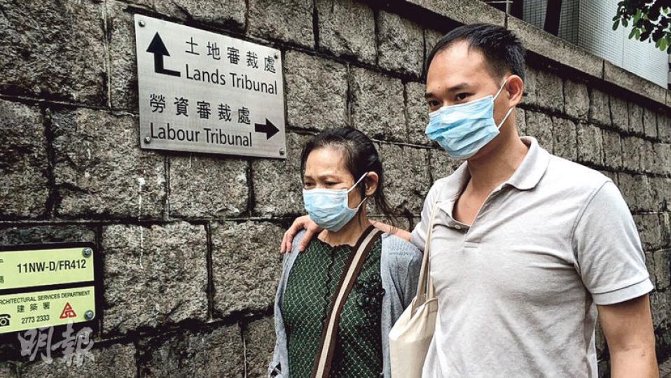 大埔劍橋護老院被揭發在平台上,將部分缺乏自理能力的女住客脫至全裸或半裸露天等候洗澡。為女住客洗澡的女護理員張玉琼(左),透過勞資審裁處向院方追討約10萬元的代通知金及長期服務金或交替的遣散費。(張梓鈴攝) 大埔劍橋護老院被揭發在平台上,將部分缺乏自理能力的女住客脫至全裸或半裸露天等候洗澡。為女住客洗澡的女護理員張玉琼(左),透過勞資審裁處向院方追討約10萬元的代通知金及長期服務金或交替的遣散費。(張梓鈴攝)