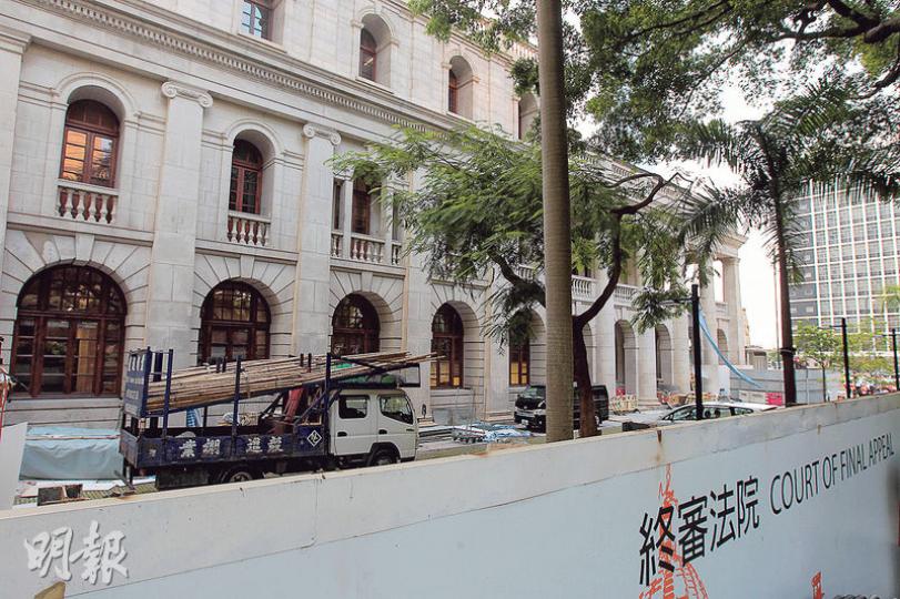 中環嘅新終審法院大樓(即係舊立會大樓),入面包括兩個法庭、1個登記處、1個律師專用休息室及更衣室、4個會議室同1個記者室等。(李澤彤攝) 中環嘅新終審法院大樓(即係舊立會大樓),入面包括兩個法庭、1個登記處、1個律師專用休息室及更衣室、4個會議室同1個記者室等。(李澤彤攝)