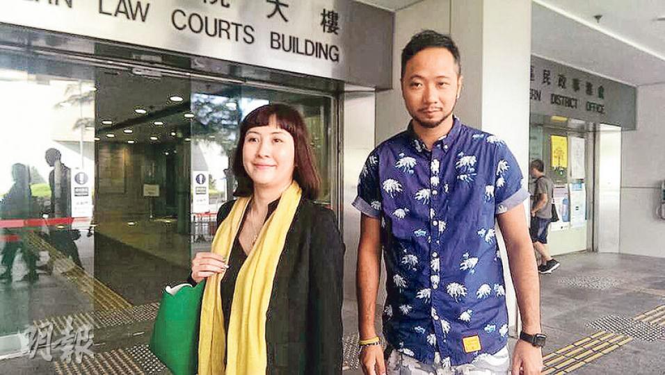 指控「七警」毆打的公民黨成員曾健超(右),與被告梁玥晴(左)同於去年10月15日在金鐘添馬公園被捕,他昨表示與七警案同日發生的案件已進入判刑等司法程序,惟七警案至今仍未展開司法程序。(章淑廉攝) 指控「七警」毆打的公民黨成員曾健超(右),與被告梁玥晴(左)同於去年10月15日在金鐘添馬公園被捕,他昨表示與七警案同日發生的案件已進入判刑等司法程序,惟七警案至今仍未展開司法程序。(章淑廉攝)