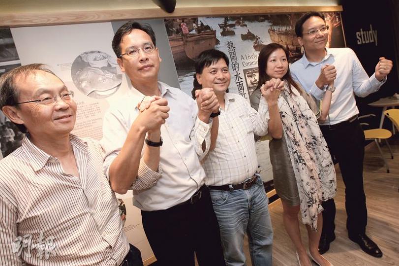 港大校友關注組核心成員昨見記者,講述成立原因,由左至右分別是72年畢業生吳錦祥、84年畢業生兼教育界立法會議員葉建源、88年畢業生麥東榮、99年畢業生黃瑞紅及98年畢業生王振星。(李紹昌攝) 港大校友關注組核心成員昨見記者,講述成立原因,由左至右分別是72年畢業生吳錦祥、84年畢業生兼教育界立法會議員葉建源、88年畢業生麥東榮、99年畢業生黃瑞紅及98年畢業生王振星。(李紹昌攝)