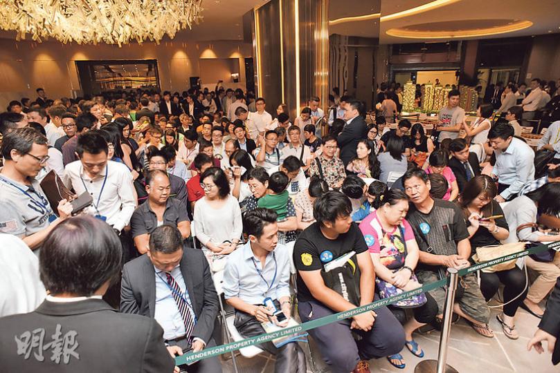 在近期股市波動下,迎海.駿岸昨晚發售首批100個單位,結果即晚仍售出約65伙,佔首批可售單位約65%。(陳淑安攝)買家心聲﹕現居於大埔的張先生,昨以約750萬元購入一個兩房戶作投資。他表示,自己沒有沾手股票,即使近期股市波動,亦未有動搖他入市信心。他又認為樓盤環境優美,形容「買樓就如揀女朋友」。他又稱看好樓市前景,認為「有錢最好買樓」。(李宛婷攝)買家心聲﹕昨日以700餘萬元入市的陳先生稱,由於擔心未來樓市走勢,故計劃把上述單位留予3歲的兒子,打算日後讓其作結婚之用。他認為,買樓要看長遠點,即使 在近期股市波動下,迎海.駿岸昨晚發售首批100個單位,結果即晚仍售出約65伙,佔首批可售單位約65%。(陳淑安攝)買家心聲﹕現居於大埔的張先生,昨以約750萬元購入一個兩房戶作投資。他表示,自己沒有沾手股票,即使近期股市波動,亦未有動搖他入市信心。他又認為樓盤環境優美,形容「買樓就如揀女朋友」。他又稱看好樓市前景,認為「有錢最好買樓」。(李宛婷攝)買家心聲﹕昨日以700餘萬元入市的陳先生稱,由於擔心未來樓市走勢,故計劃把上述單位留予3歲的兒子,打算日後讓其作結婚之用。他認為,買樓要看長遠點,即使