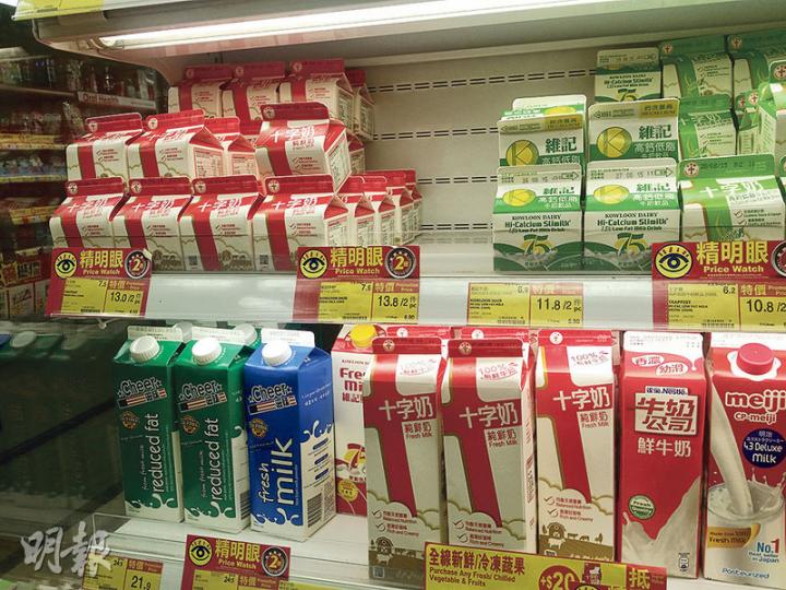 本報昨晚到北角堡壘街百佳觀察,該分店仍有十字牌鮮牛奶出售,但「此日期或之前食用」為2015年8月28日,非出事批次的食用期限。(樊銳昌攝) 本報昨晚到北角堡壘街百佳觀察,該分店仍有十字牌鮮牛奶出售,但「此日期或之前食用」為2015年8月28日,非出事批次的食用期限。(樊銳昌攝)