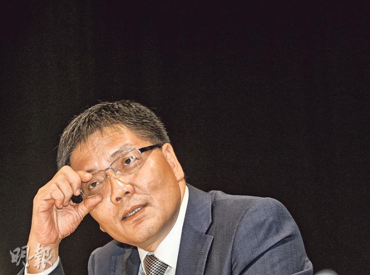 梁家榮昨與記者茶叙,稱自己仍在摸索港台運作,看過同事製作的節目後十分感觸,認為節目探討議題夠闊夠深。他稱相信同事的經驗和專業判斷,不會干預製作,若往後有節目需要改革,改革方式會由同事決定。(李紹昌攝) 梁家榮昨與記者茶叙,稱自己仍在摸索港台運作,看過同事製作的節目後十分感觸,認為節目探討議題夠闊夠深。他稱相信同事的經驗和專業判斷,不會干預製作,若往後有節目需要改革,改革方式會由同事決定。(李紹昌攝)