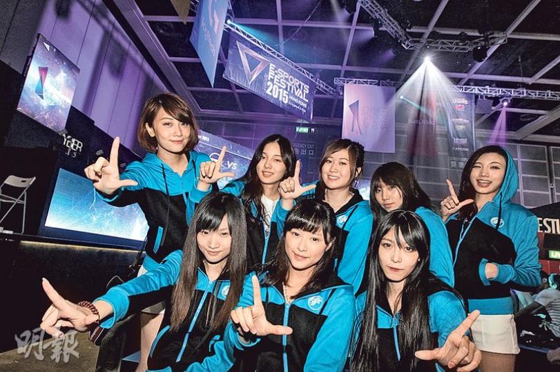 本港首隊電子競技女子隊伍GIRLS HK,主攻《英雄聯盟LoL》,8人嘅「機齡」平均一至兩年,聽日會代表香港出戰,同台灣嘅女子隊Logi-A一決高下。(李紹昌攝)樂視今年首推「買電視送手機,再加一年樂視會籍」,名額限量100個,電視加會籍夾埋只係1999大元,比原價平近一半!職員話,一開鑼優惠旋即刻售罄,「有啲客人兩日前,已經喺會展出面排定隊」。(李紹昌攝) 本港首隊電子競技女子隊伍GIRLS HK,主攻《英雄聯盟LoL》,8人嘅「機齡」平均一至兩年,聽日會代表香港出戰,同台灣嘅女子隊Logi-A一決高下。(李紹昌攝)樂視今年首推「買電視送手機,再加一年樂視會籍」,名額限量100個,電視加會籍夾埋只係1999大元,比原價平近一半!職員話,一開鑼優惠旋即刻售罄,「有啲客人兩日前,已經喺會展出面排定隊」。(李紹昌攝)