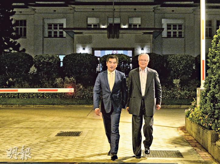特首梁振英噚晚喺禮賓府宴請自由黨4個立法會議員,黨主席鍾國斌(左)同黨魁方剛(右)晚飯後見記者,鍾國斌話席上比較多傾經濟民生,無傾到CY連任問題。方剛形容晚宴氣氛和諧。(鍾林枝攝) 特首梁振英噚晚喺禮賓府宴請自由黨4個立法會議員,黨主席鍾國斌(左)同黨魁方剛(右)晚飯後見記者,鍾國斌話席上比較多傾經濟民生,無傾到CY連任問題。方剛形容晚宴氣氛和諧。(鍾林枝攝)