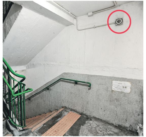 記者所見,大興邨在各樓宇緊急通道樓梯地下位置牆壁,裝有小型閉路電視監察(紅圈)。(鍾炳然攝) 記者所見,大興邨在各樓宇緊急通道樓梯地下位置牆壁,裝有小型閉路電視監察(紅圈)。(鍾炳然攝)