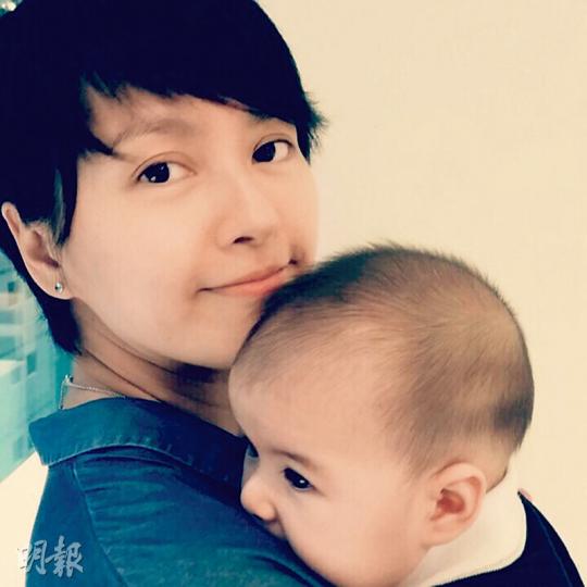 梁詠琪有女萬事足。(微博圖片)Sofia打扮可愛,加上甜美笑容,絕對是靚女寶寶。(微博圖片) 梁詠琪有女萬事足。(微博圖片)Sofia打扮可愛,加上甜美笑容,絕對是靚女寶寶。(微博圖片)