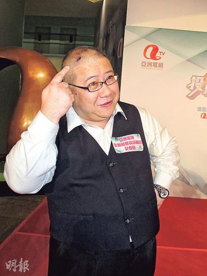 劉錫賢在家不慎撞廚櫃,頭部現傷痕。(攝影/記者:鍾一虹) 劉錫賢在家不慎撞廚櫃,頭部現傷痕。(攝影/記者:鍾一虹)