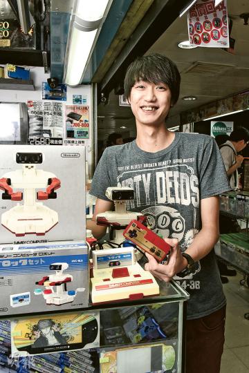 電氣良品資深店員兼遊戲收藏家阿灃 (陳淑安攝)大金剛遊戲帶﹕阿灃建議的收藏,包括1980年代任天堂的Donkey Kong大金剛遊戲盒帶,除了它本身是著名遊戲,其實孖寶兄弟遊戲的主角Mario,也是源自Donkey Kong。根據保存程度高低有不同的價格,由200至1200港元不等。(陳淑安攝) 電氣良品資深店員兼遊戲收藏家阿灃 (陳淑安攝)大金剛遊戲帶﹕阿灃建議的收藏,包括1980年代任天堂的Donkey Kong大金剛遊戲盒帶,除了它本身是著名遊戲,其實孖寶兄弟遊戲的主角Mario,也是源自Donkey Kong。根據保存程度高低有不同的價格,由200至1200港元不等。(陳淑安攝)