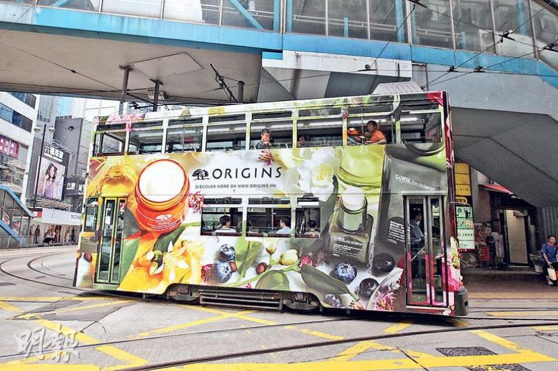 廣告業界指出,在電車車身刊登廣告的客戶,通常會預約較長廣告時間,並用以推廣整個品牌,多於單一貨品。(李紹昌攝) 廣告業界指出,在電車車身刊登廣告的客戶,通常會預約較長廣告時間,並用以推廣整個品牌,多於單一貨品。(李紹昌攝)