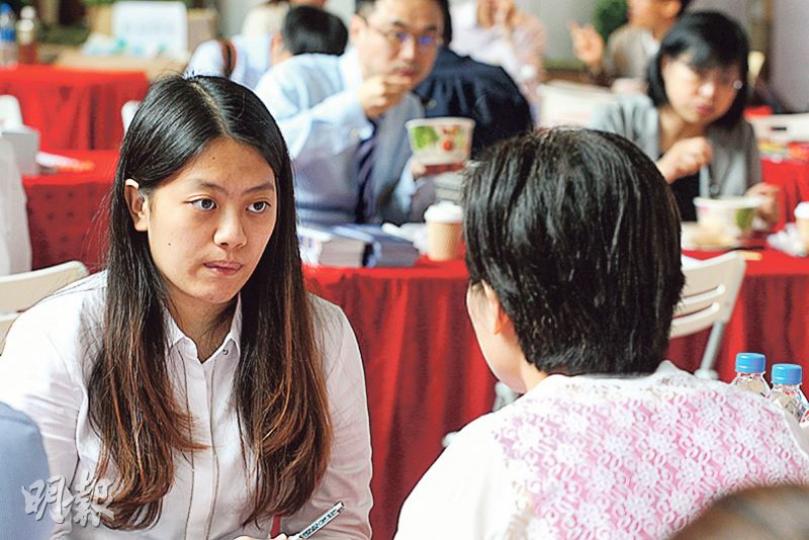 21歲留港台灣學生沈欣儀(左)就讀香港城市大學市場營銷學系。昨日她出席台北經濟文化辦事處舉辦的「第三屆就業徵才會」,希望可找到有關市場工作的實習或兼職機會,方便日後留港發展。(李紹昌攝) 21歲留港台灣學生沈欣儀(左)就讀香港城市大學市場營銷學系。昨日她出席台北經濟文化辦事處舉辦的「第三屆就業徵才會」,希望可找到有關市場工作的實習或兼職機會,方便日後留港發展。(李紹昌攝)