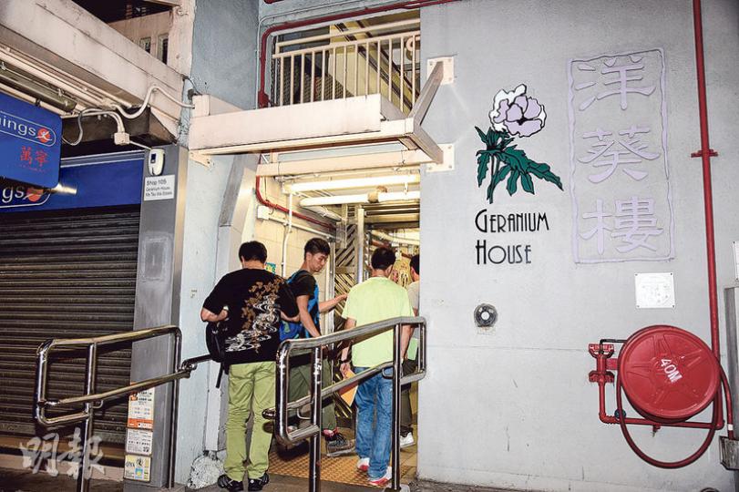 馬頭圍邨洋葵樓前晚深夜發生淋腐液傷人案,女事主因感情問題遭前男友用腐液淋潑受傷送院,兇徒逃去無蹤;事後多名探員到場調查。(蔡方山攝) 馬頭圍邨洋葵樓前晚深夜發生淋腐液傷人案,女事主因感情問題遭前男友用腐液淋潑受傷送院,兇徒逃去無蹤;事後多名探員到場調查。(蔡方山攝)