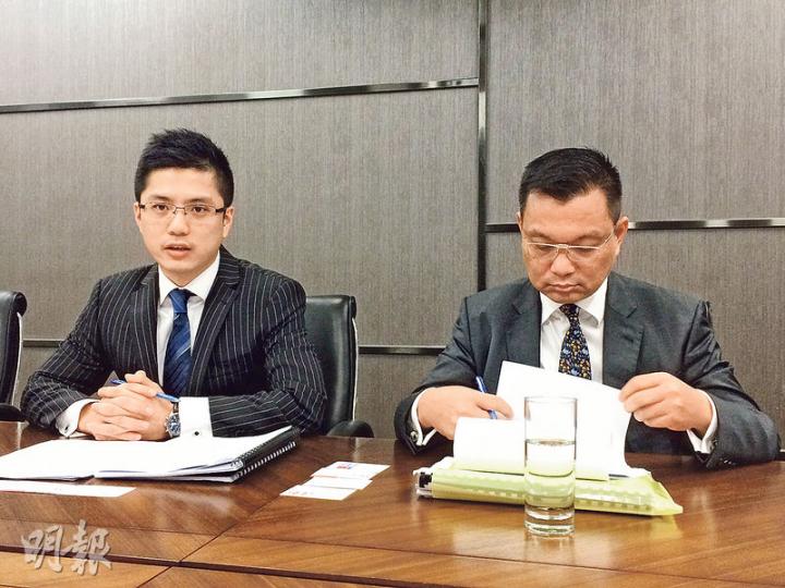 太陽國際資源行政總裁呂文華(左)表示,向大股東周焯華購入證券公司及資產管理公司後,未來會重點發展證券及基金業務。旁為太陽國際金融執行董事施勇儀。(廖毅然攝) 太陽國際資源行政總裁呂文華(左)表示,向大股東周焯華購入證券公司及資產管理公司後,未來會重點發展證券及基金業務。旁為太陽國際金融執行董事施勇儀。(廖毅然攝)