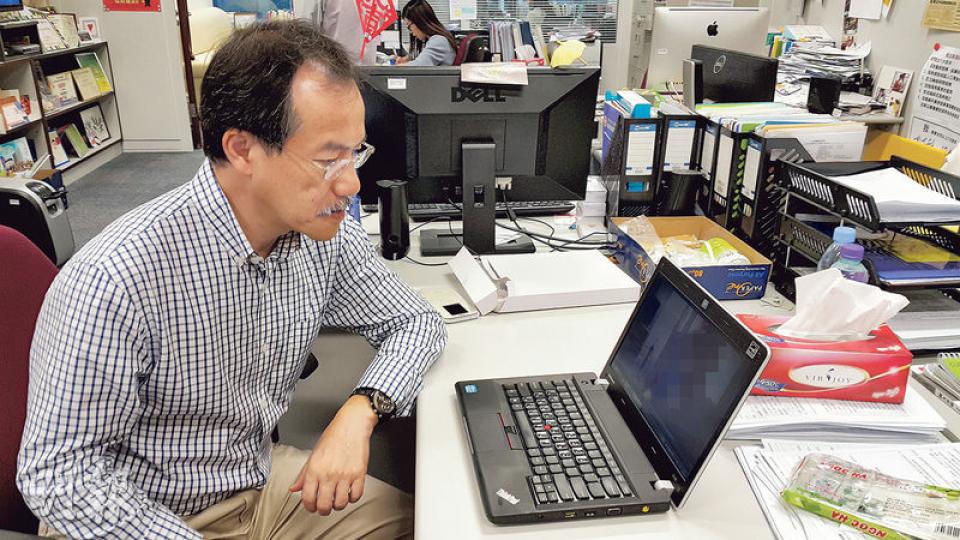 立法會議員張超雄看過本報記者與其中一名住在院舍的中度智障院友的對話片段,認為片中院友表達出自己不清楚何謂選民,但卻成為選民,令他擔心該院友是否知情和自願登記。(明報記者攝) 立法會議員張超雄看過本報記者與其中一名住在院舍的中度智障院友的對話片段,認為片中院友表達出自己不清楚何謂選民,但卻成為選民,令他擔心該院友是否知情和自願登記。(明報記者攝)