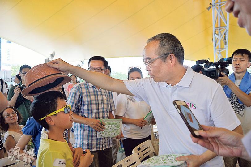 民政局長劉江華(右)出席沙田區清潔香港嘉年華暨頒獎典禮時,只係向街坊派發清潔包,見到小朋友戴草帽,仲好好奇咁睇 民政局長劉江華(右)出席沙田區清潔香港嘉年華暨頒獎典禮時,只係向街坊派發清潔包,見到小朋友戴草帽,仲好好奇咁睇