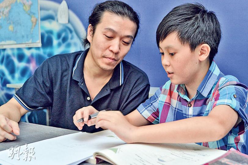 新來港11歲童李科成(右)9月不會入讀主流小學,而是被父親安排在一所標榜學習記憶法的中心「上課」。身旁為中心總幹事林建東(左)。(蘇智鑫攝) 新來港11歲童李科成(右)9月不會入讀主流小學,而是被父親安排在一所標榜學習記憶法的中心「上課」。身旁為中心總幹事林建東(左)。(蘇智鑫攝)