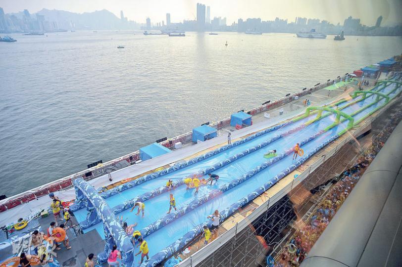 一連3日在啟德郵輪碼頭舉行的Slide the City前天開幕,昨日參加者仍多,在滑水梯中常有碰撞,但無損參加者興致,稱「炒埋一碟先好玩」。(蘇智鑫攝)昨晨的參加者一般需排隊等候15至45分鐘,至中午入場者漸多,至下午已見長龍(圖),約需排隊等候1至2小時才能滑一次。(蘇智鑫攝) 一連3日在啟德郵輪碼頭舉行的Slide the City前天開幕,昨日參加者仍多,在滑水梯中常有碰撞,但無損參加者興致,稱「炒埋一碟先好玩」。(蘇智鑫攝)昨晨的參加者一般需排隊等候15至45分鐘,至中午入場者漸多,至下午已見長龍(圖),約需排隊等候1至2小時才能滑一次。(蘇智鑫攝)