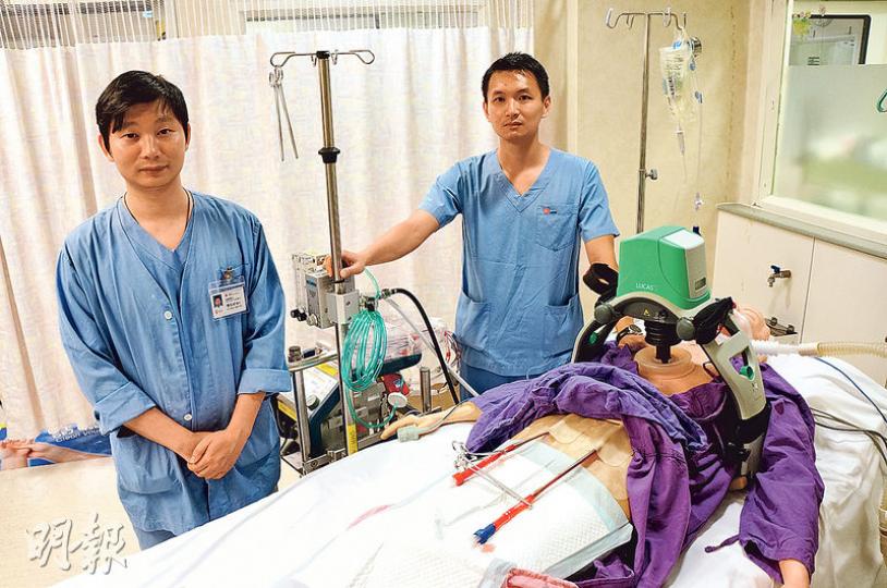 冼維正醫生(右)說,E-CPR可讓急症室和成人深切治療部醫生同步設置儀器,愈早運作人工心肺,愈可減低病人其他器官因心跳停頓的受損程度。旁為魏振威醫生(左),以模型示範該療法。(袁樂婷攝) 冼維正醫生(右)說,E-CPR可讓急症室和成人深切治療部醫生同步設置儀器,愈早運作人工心肺,愈可減低病人其他器官因心跳停頓的受損程度。旁為魏振威醫生(左),以模型示範該療法。(袁樂婷攝)