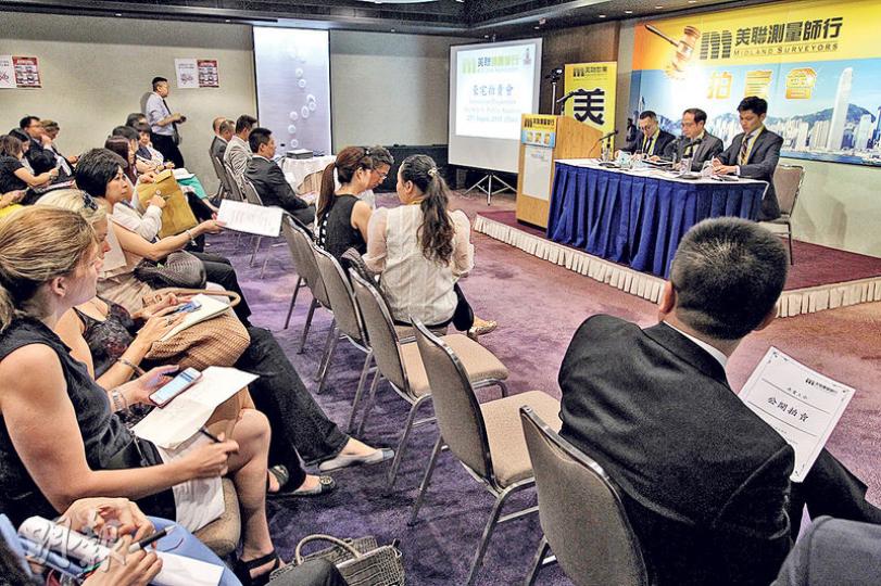 政府產業署昨推出10個港島豪宅單位拍賣，但僅錄4伙成交，其餘6個單位皆需要收回，創下署方自2009年舉行同類拍賣會以來，最低成交紀錄。(林俊源攝)