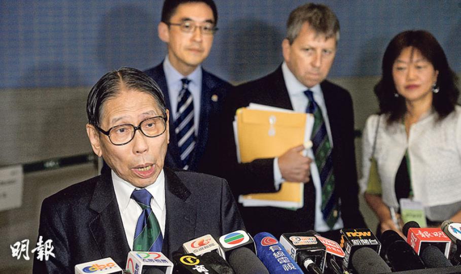 港大校委會主席梁智鴻（前）昨日在校委會會議後表示，校委會接受港大中央管理小組就匿名捐款審核報告所提的建議。校長馬斐森（後排右二）未回應記者提問便離開。（鍾林枝攝）港大校委會昨開會前，校友關注組成員程翔（前左）等人在場外向校委會主席梁智鴻（前右）遞交請願信，要求盡快審議副校長人選。（鄧宗弘攝）「護港群組」約20名成員昨到港大向校委會遞請願信，反對任命陳文敏為副校長，活動召集人張勳奇（白衣者）促陳引退及要求港大解散學生會。（黃志東攝）