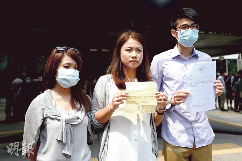 兩名啟晴邨居民李小姐（左）和陳先生（右）曾自費裝濾水器，昨就此入稟向承建商中國建築合共追討800元。食水含鉛關注組召集人梁婉婷（中）說，啟晴邨尚有約200戶曾自行買濾水器，涉款逾10萬元，促中國建築承擔責任。（黃志東攝）