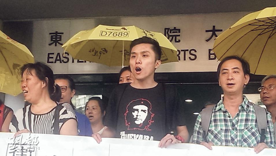 楊皓然（中）昨獲洗脫罪名後表示，即使獲裁定無罪也不感到開心，因現行制度不公，審訊期間要擔心及背負坐冤獄的可能，要自行找片段證明清白，惟疑撒謊的警員事後毋須負責任。（章淑廉攝）