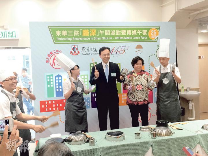 東華三院喺社區飯堂「膳深」搞傳媒午宴，飯前娛賓節目，係請新聞處長聶德權（左二）同東華主席何超蕸（右二），跟一班後生仔一齊用餐具碗筷跟住拍子玩「敲擊樂」。（黃振豪攝）