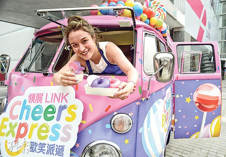 領展嘅美食車「甜蜜糖果號」（圖），會穿梭旺區如旺角、銅鑼灣等，送糖畀市民。而另一架「都甩」美食車就會駐守商場，售賣色彩鮮艷嘅都甩。（鍾林枝攝）