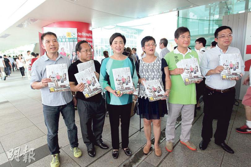 民主黨6名立法會議員胡志偉（左起）、何俊仁、主席劉慧卿、黃碧雲、單仲偕與涂謹申昨日到灣仔行人天橋上派發工作報告。（林俊源攝）