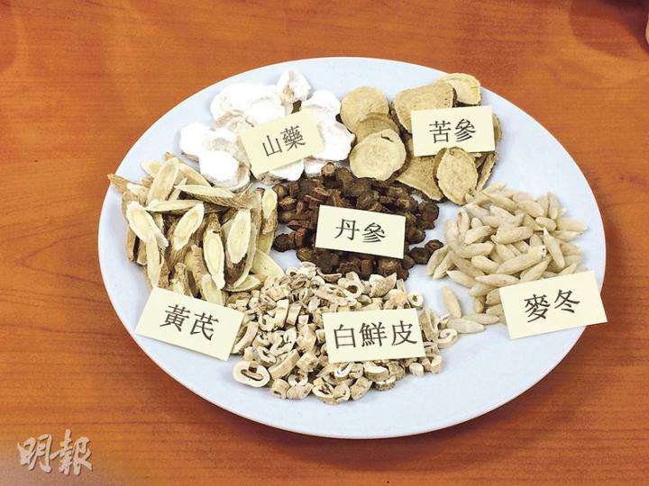 浸大中醫藥學院臨牀部指出，濕疹多因脾虛、血瘀及肝鬱誘發，對症下藥，所選藥材也有不同，如山藥、黃芪健脾，白鮮皮、苦參去濕止痕，麥冬可安神，丹參則活血。（梁杏怡攝）