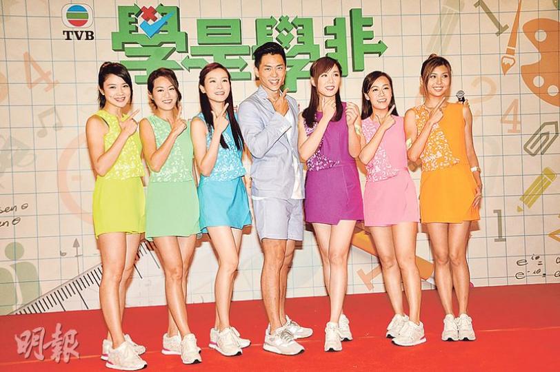 麥美恩（左起）、梁嘉琪、李佳芯、森美、湯洛雯、黃心穎及張秀文為第3輯《學是學非》造勢。（攝影﹕孫華中）