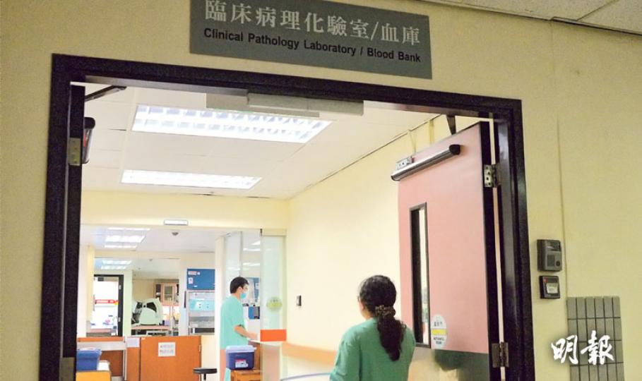 就斷錯症而錯切病人肺部事件,東區醫院不排除有人違反指引,一次過化驗兩個不同病人的肺活組織樣本,令樣本受污染。 圖為東區醫院臨牀病理化驗室。(蘇智鑫攝) 港島東醫院聯網總監劉楚釗(右)與港島東醫院聯網署任服務總監彭佳源(左)交代誤診致切掉病人1/4肺事件。劉稱,東區醫院將成立調查委員會調查。(蘇智鑫攝) 食物及衛生局長高永文認為,東區醫院將病人誤診肺癌事件非常嚴重,要求醫管局嚴肅跟進及調查。(程梓龍攝) 就斷錯症而錯切病人肺部事件,東區醫院不排除有人違反指引,一次過化驗兩個不同病人的肺活組織樣本,令樣本受污染。 圖為東區醫院臨牀病理化驗室。(蘇智鑫攝) 港島東醫院聯網總監劉楚釗(右)與港島東醫院聯網署任服務總監彭佳源(左)交代誤診致切掉病人1/4肺事件。劉稱,東區醫院將成立調查委員會調查。(蘇智鑫攝) 食物及衛生局長高永文認為,東區醫院將病人誤診肺癌事件非常嚴重,要求醫管局嚴肅跟進及調查。(程梓龍攝)