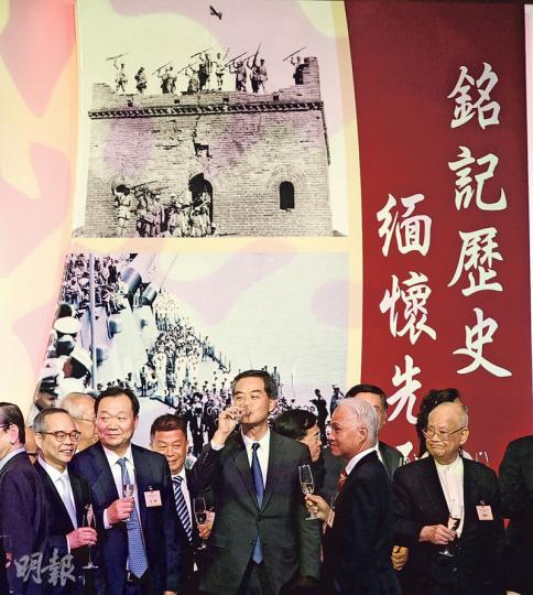 民政事務局長劉江華(前排左起)、中銀香港副董事長兼總裁岳毅、特首梁振英、中華總商會會長楊釗、前港區全國人大代表吳康民等,昨日在香港各界紀念抗戰勝利70周年活動籌委會酒會台上一同祝酒。吳康民早前評論梁振英撤換前民政事務局長曾德成一事時,曾提醒梁振英做領導不要忌才。(李紹昌攝) 民政事務局長劉江華(前排左起)、中銀香港副董事長兼總裁岳毅、特首梁振英、中華總商會會長楊釗、前港區全國人大代表吳康民等,昨日在香港各界紀念抗戰勝利70周年活動籌委會酒會台上一同祝酒。吳康民早前評論梁振英撤換前民政事務局長曾德成一事時,曾提醒梁振英做領導不要忌才。(李紹昌攝)