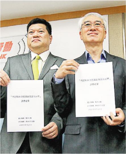 幫港出聲調查市民對泛民議員看法,召集人周融(右)認為,結果反映與佔中關係密切的議員得分低。旁為幫港出聲成員馬恩國。(李紹昌攝) 幫港出聲調查市民對泛民議員看法,召集人周融(右)認為,結果反映與佔中關係密切的議員得分低。旁為幫港出聲成員馬恩國。(李紹昌攝)